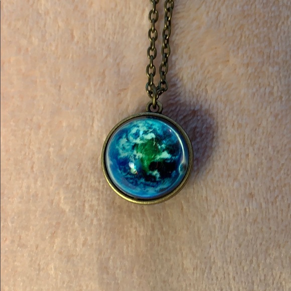 NWT Glow in The Dark Globe Necklace - Picture 3 of 4
